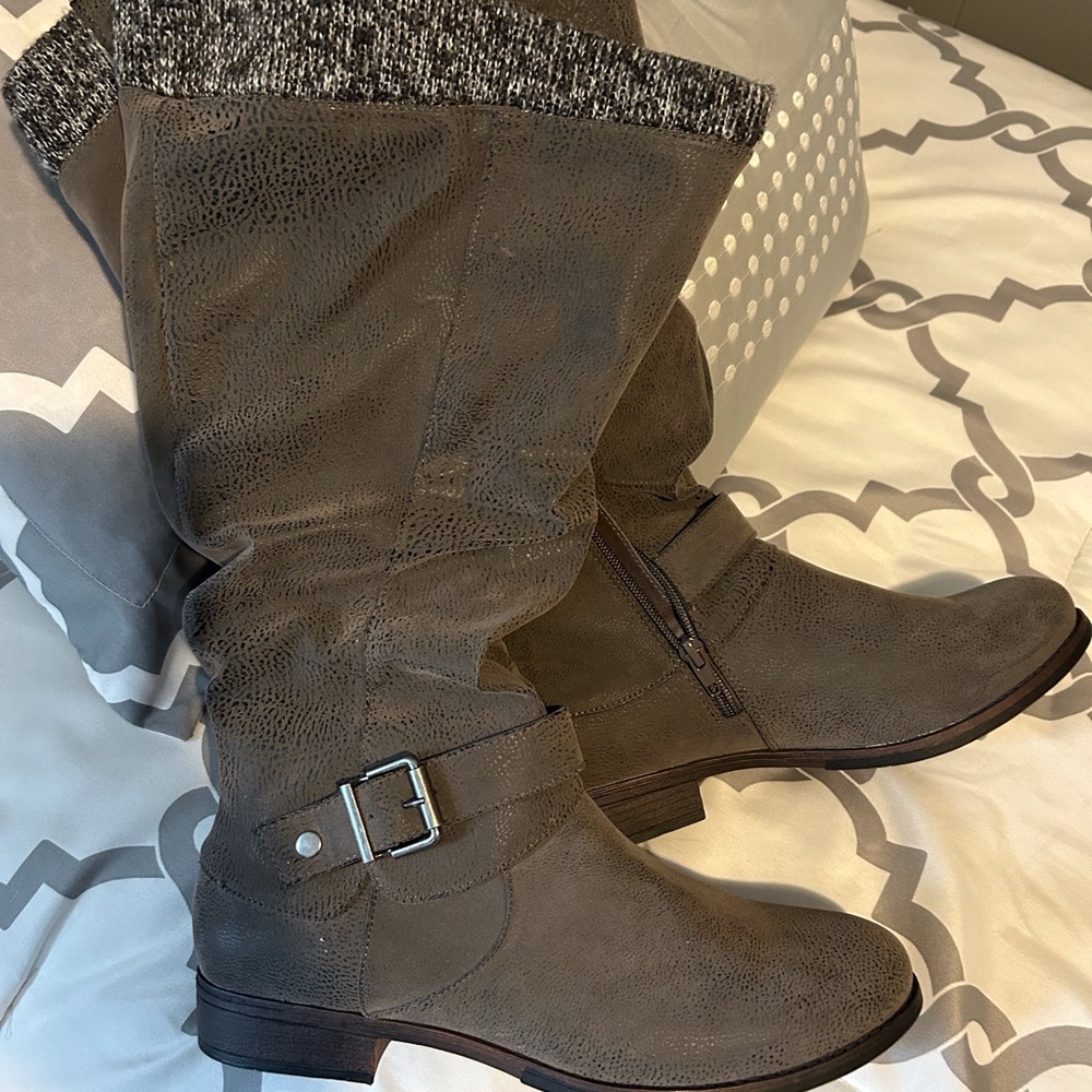 Gray woman’s boots, size 10M, wide calf